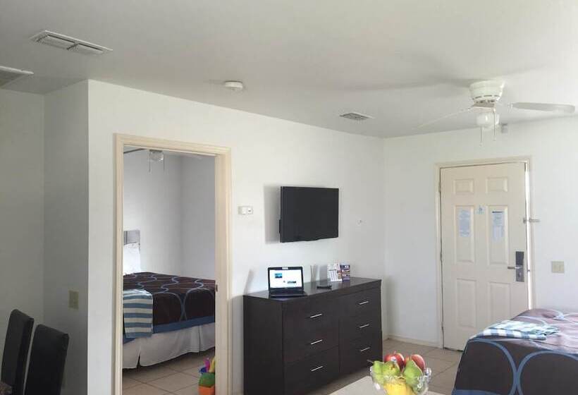 فندق Port Isla Inn