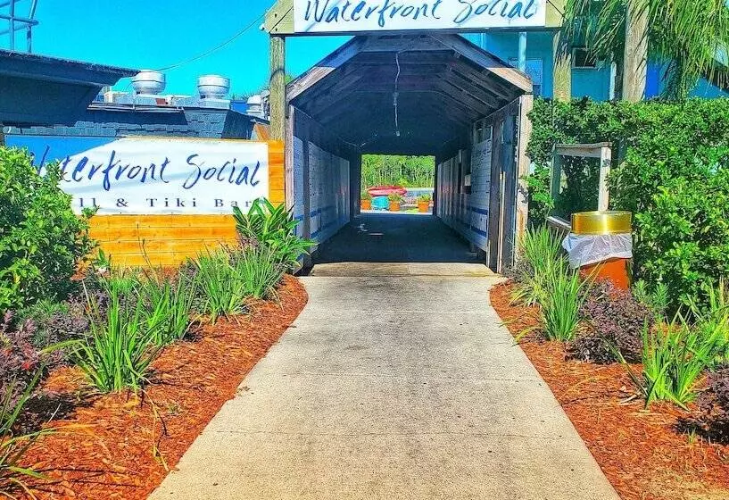 The Port Hotel And Marina