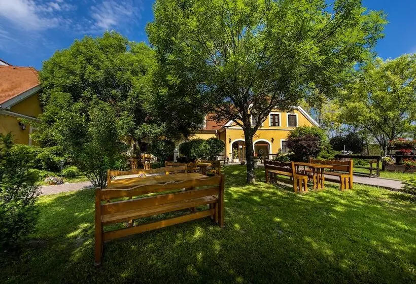 Gastland M0 Hotel & Conference Center