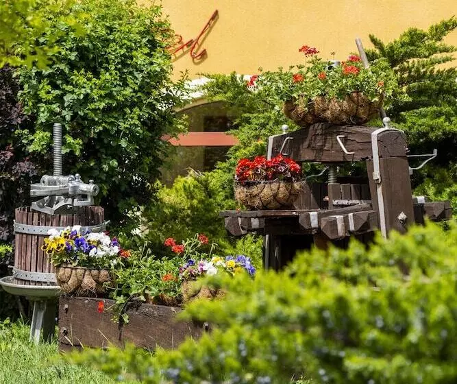 Gastland M0 Hotel & Conference Center