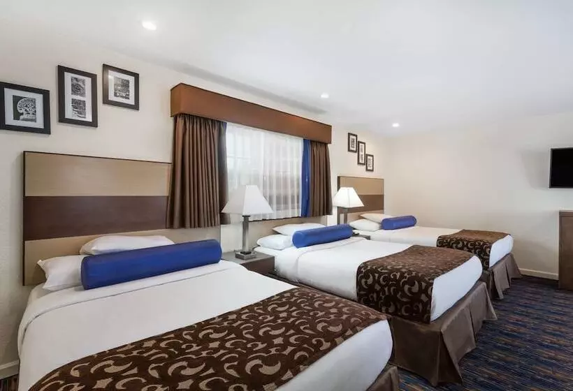 Отель Howard Johnson By Wyndham Berkeley