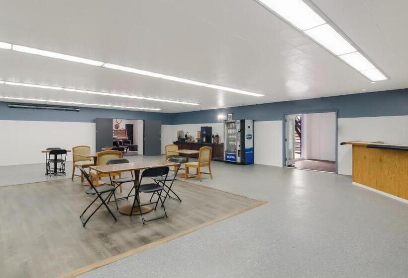 Отель Rodeway Inn & Suites Sidney Historic Downtown I80