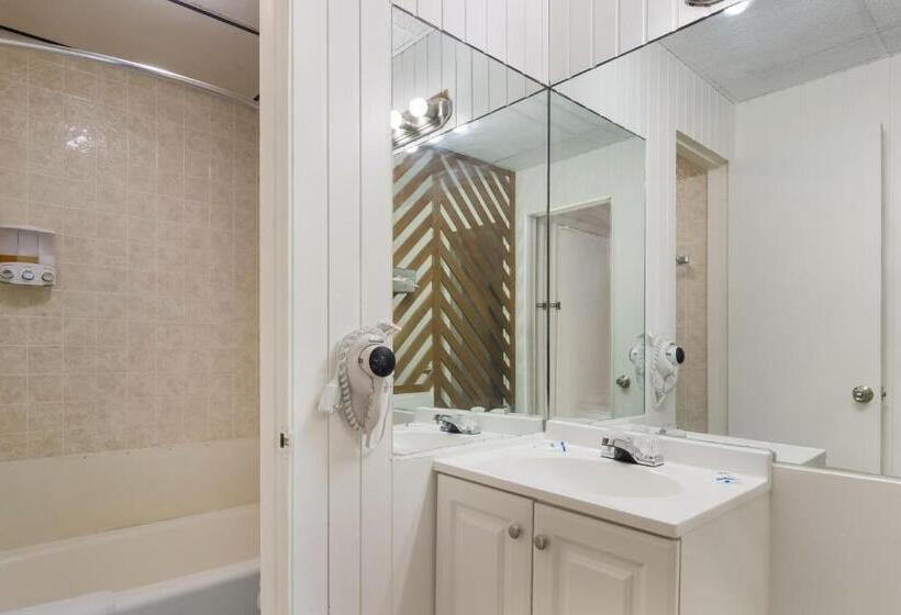 Отель Rodeway Inn & Suites Sidney Historic Downtown I80