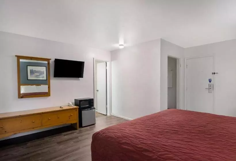 Отель Rodeway Inn & Suites Sidney Historic Downtown I80