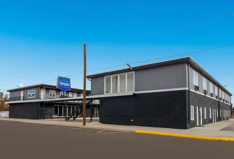 Отель Rodeway Inn & Suites Sidney Historic Downtown I80