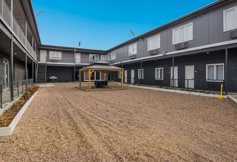 Отель Rodeway Inn & Suites Sidney Historic Downtown I80