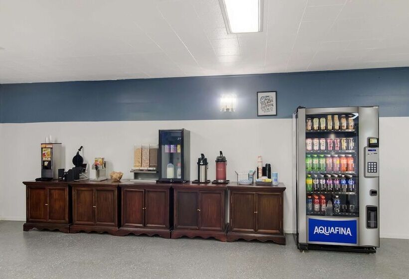 Отель Rodeway Inn & Suites Sidney Historic Downtown I80