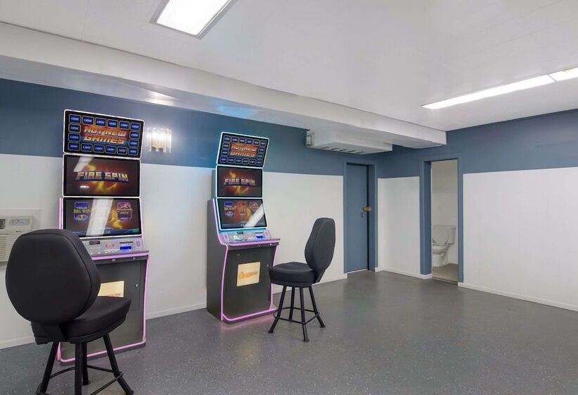 Отель Rodeway Inn & Suites Sidney Historic Downtown I80