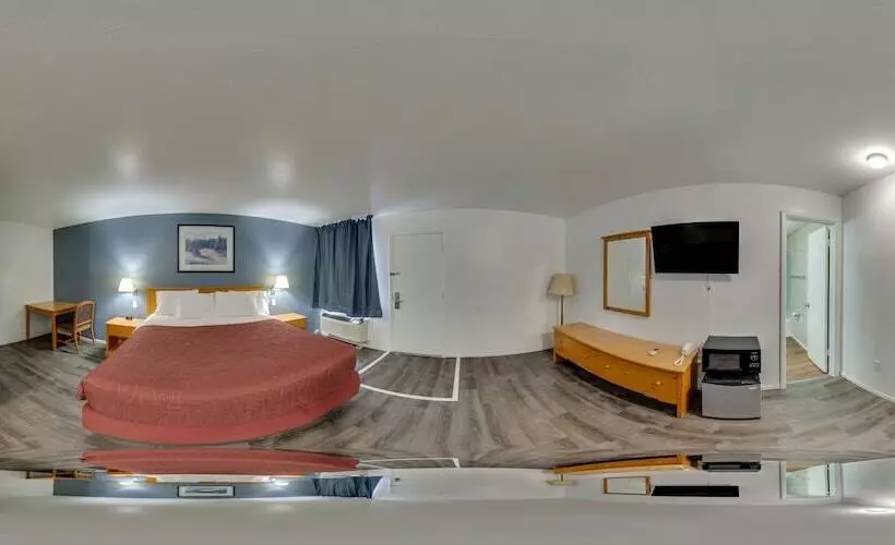 Отель Rodeway Inn & Suites Sidney Historic Downtown I80