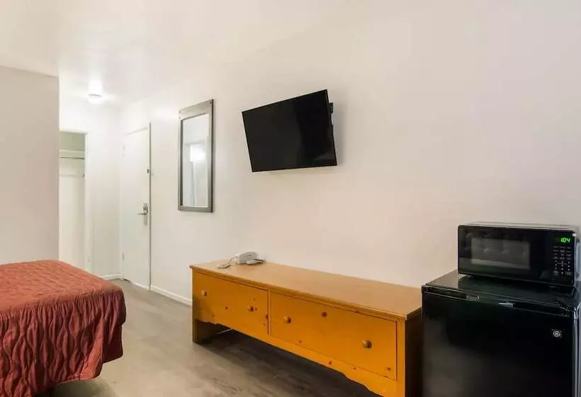 Отель Rodeway Inn & Suites Sidney Historic Downtown I80