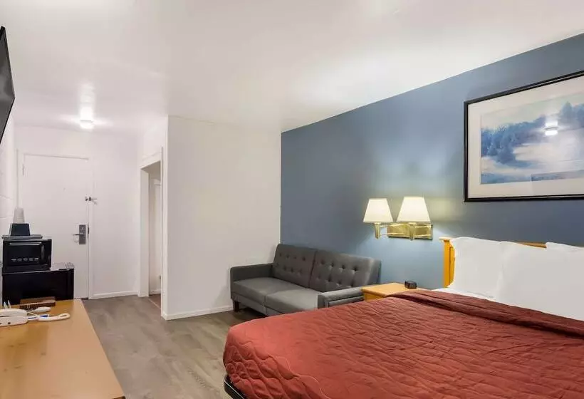 Отель Rodeway Inn & Suites Sidney Historic Downtown I80