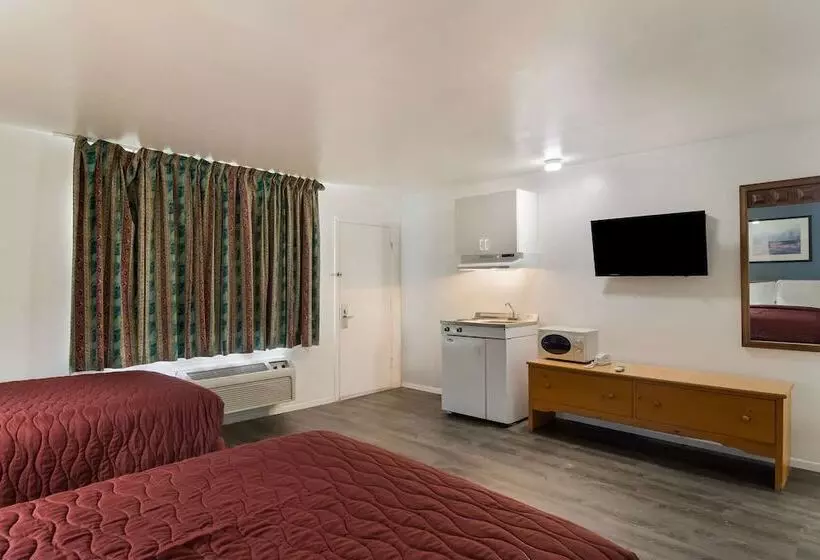 Отель Rodeway Inn & Suites Sidney Historic Downtown I80