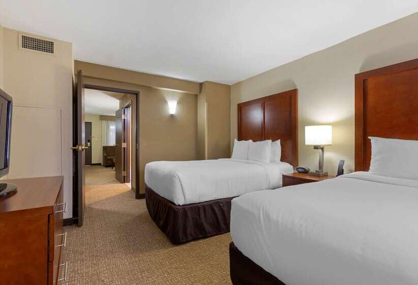 Отель Comfort Suites Near Potomac Mills