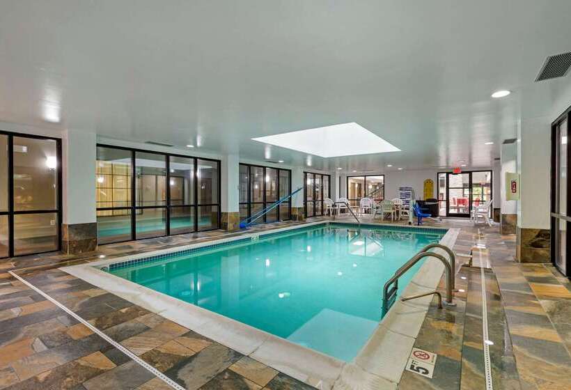 Отель Comfort Suites Near Potomac Mills