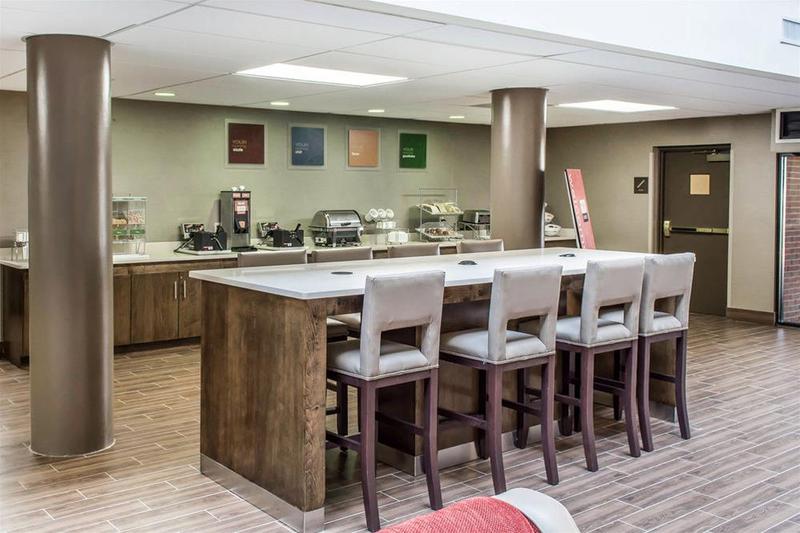 Отель Comfort Suites Near Potomac Mills