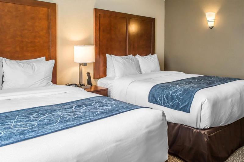 Отель Comfort Suites Near Potomac Mills