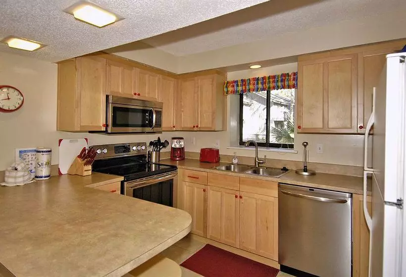 Отель Shipyard Hilton Head Beach & Golf Villas