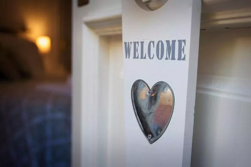 تختخواب و صبحانه Cosy House