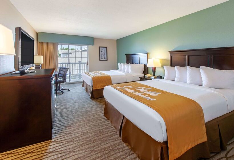 Отель Days Inn By Wyndham Petoskey