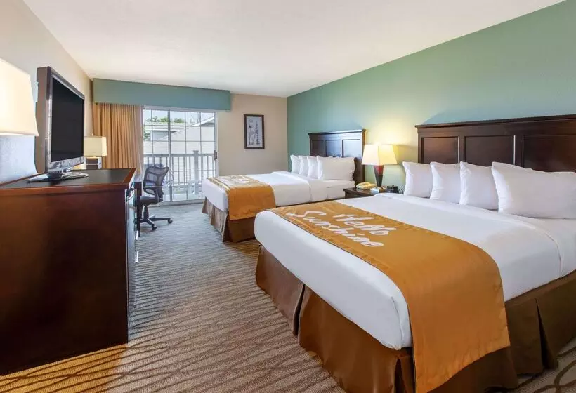 Отель Days Inn By Wyndham Petoskey