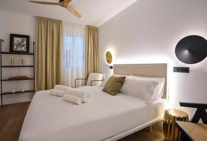 Отель Casa Trafalgar Barcelona