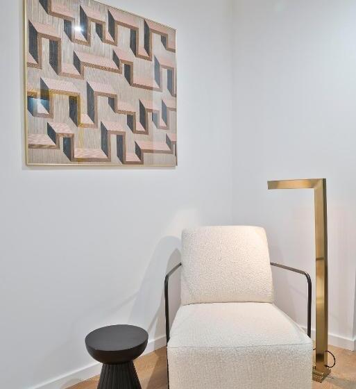 هتل Casa Trafalgar Barcelona