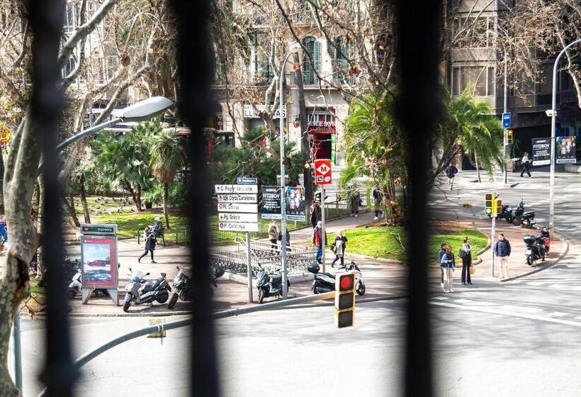 هتل Casa Trafalgar Barcelona