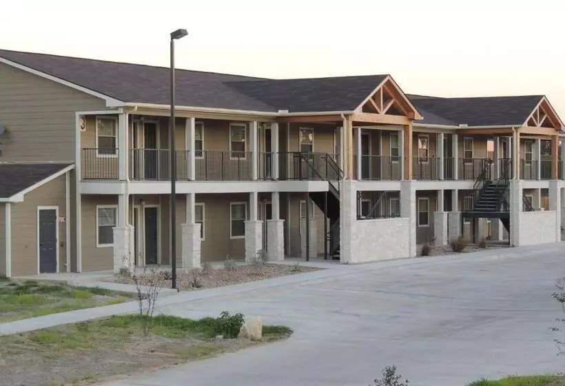 Hotelli Eagle's Den Suites Kenedy A Travelodge By Wyndham