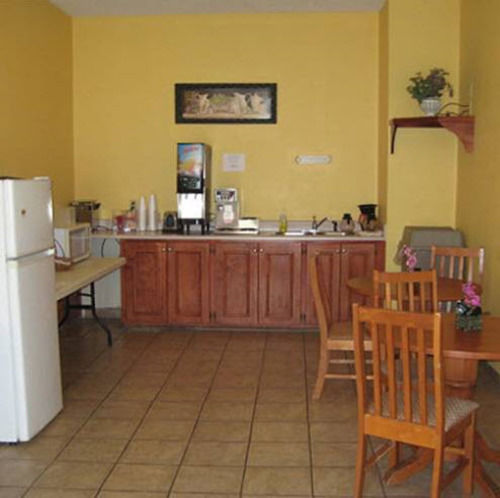 Отель Midtown Inn And Suites