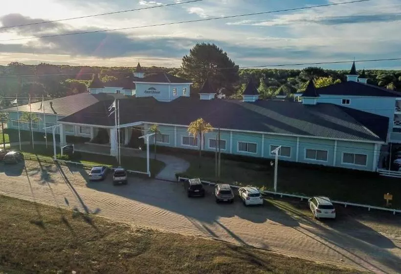 Howard Johnson Hotel & Convention Center Madariaga Carilo