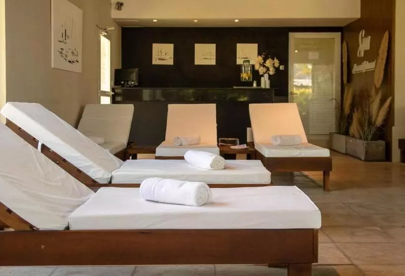 Howard Johnson Hotel & Convention Center Madariaga Carilo