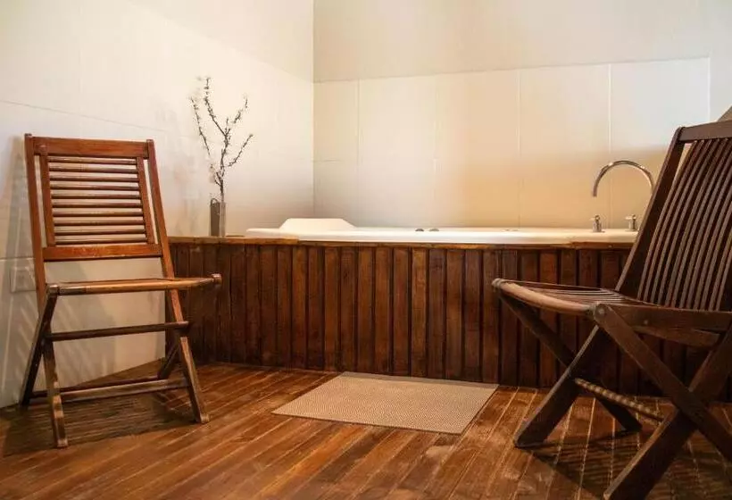 Howard Johnson Hotel & Convention Center Madariaga Carilo