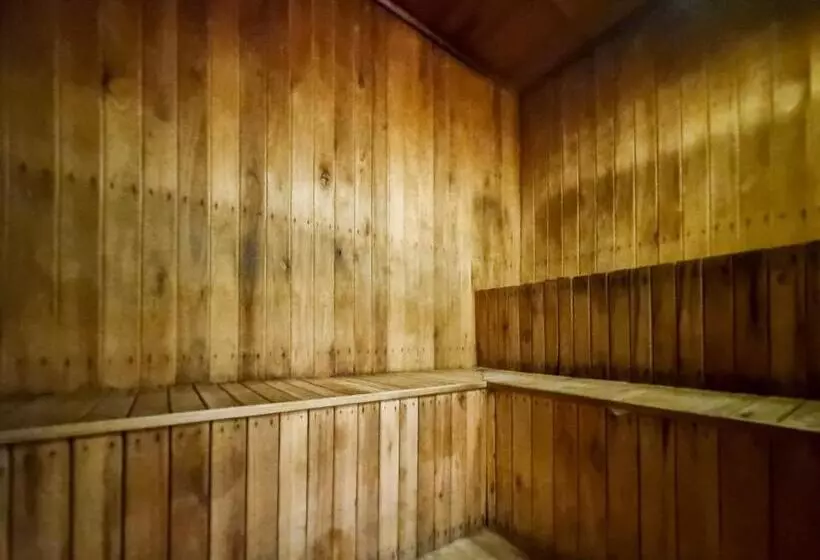 Howard Johnson Hotel & Convention Center Madariaga Carilo