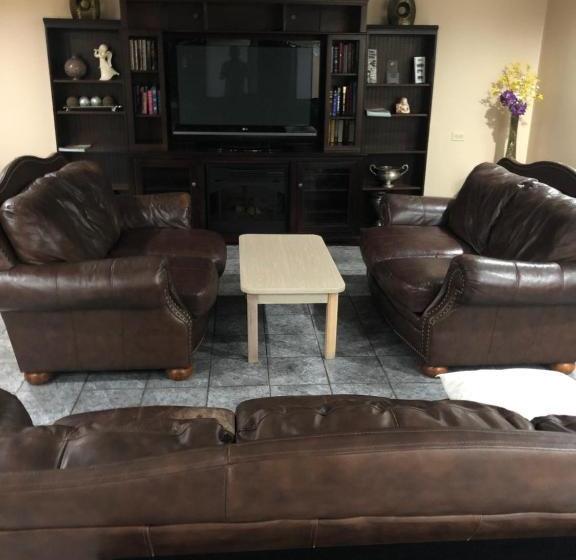 فندق على الطريق Celebration Inn