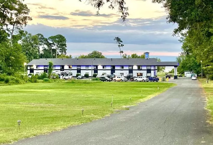 모텔 Rodeway Inn & Suites