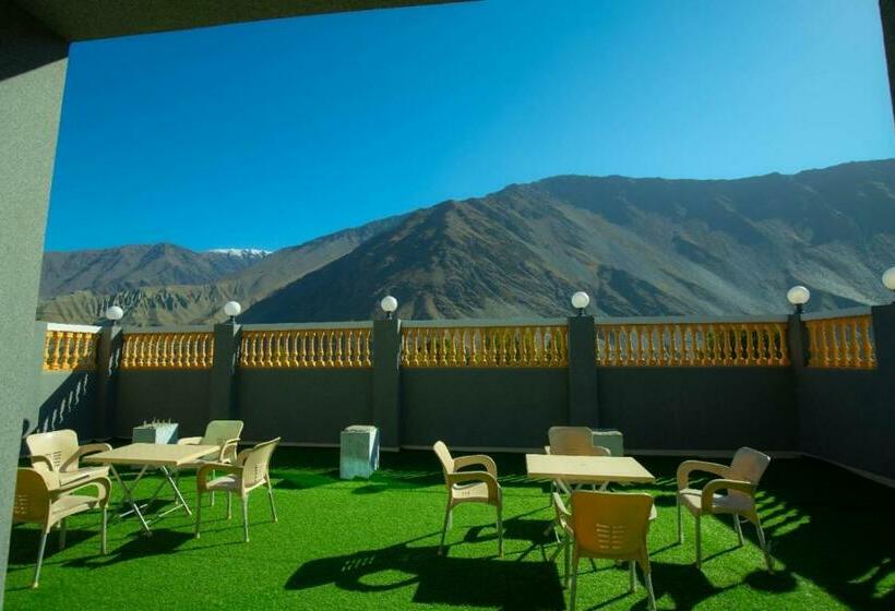 酒店 Chitral Inn