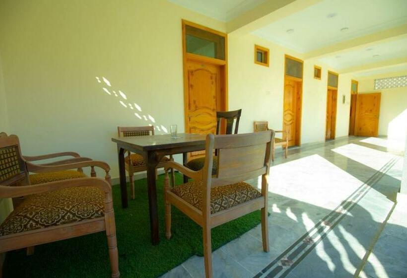 酒店 Chitral Inn