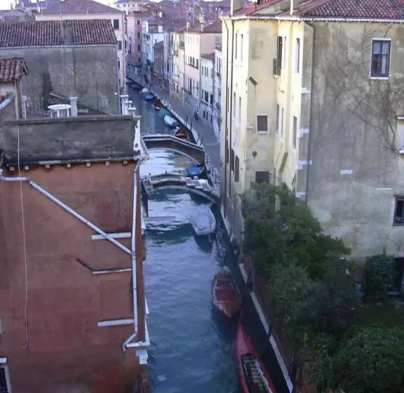 Aamiaismajoitus (B&B) At Home A Palazzo