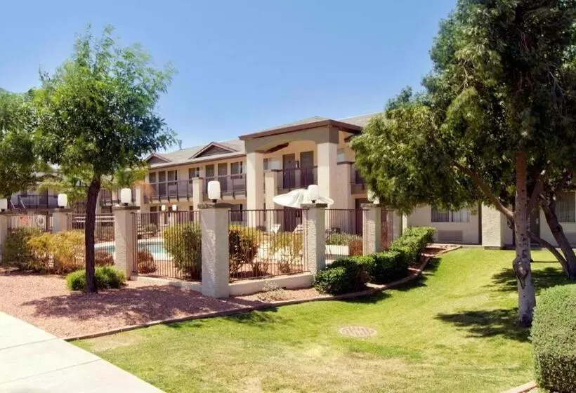 בית מלון כפרי American Inn