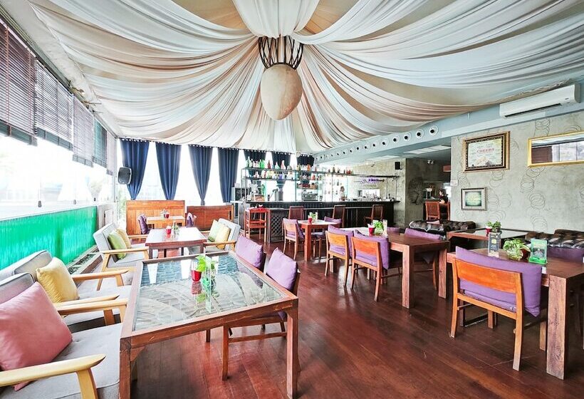 Отель Galleria Sukhumvit 10 Bangkok By Compass Hospitality