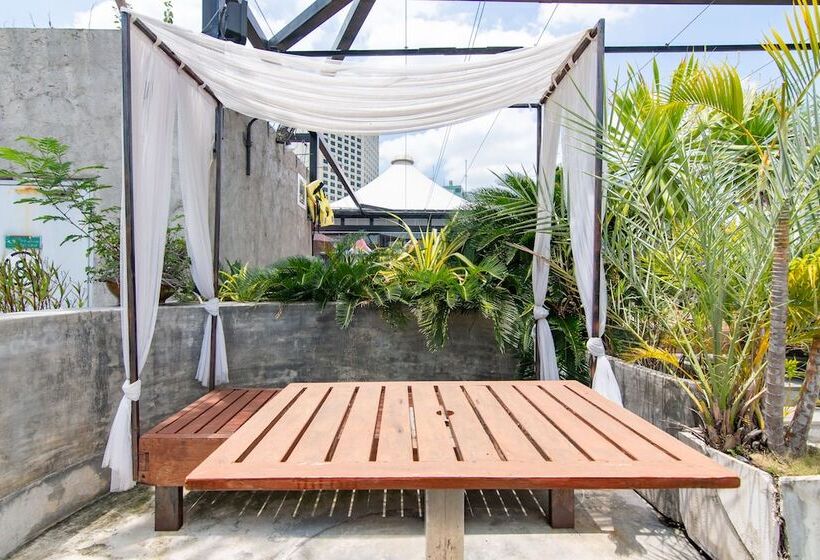 Отель Galleria Sukhumvit 10 Bangkok By Compass Hospitality