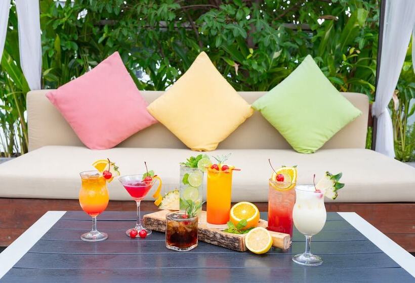 Отель Galleria Sukhumvit 10 Bangkok By Compass Hospitality