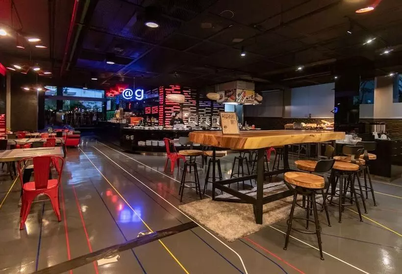 Отель Galleria Sukhumvit 10 Bangkok By Compass Hospitality