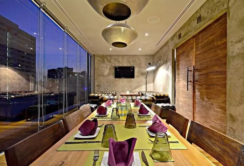 Отель Galleria Sukhumvit 10 Bangkok By Compass Hospitality