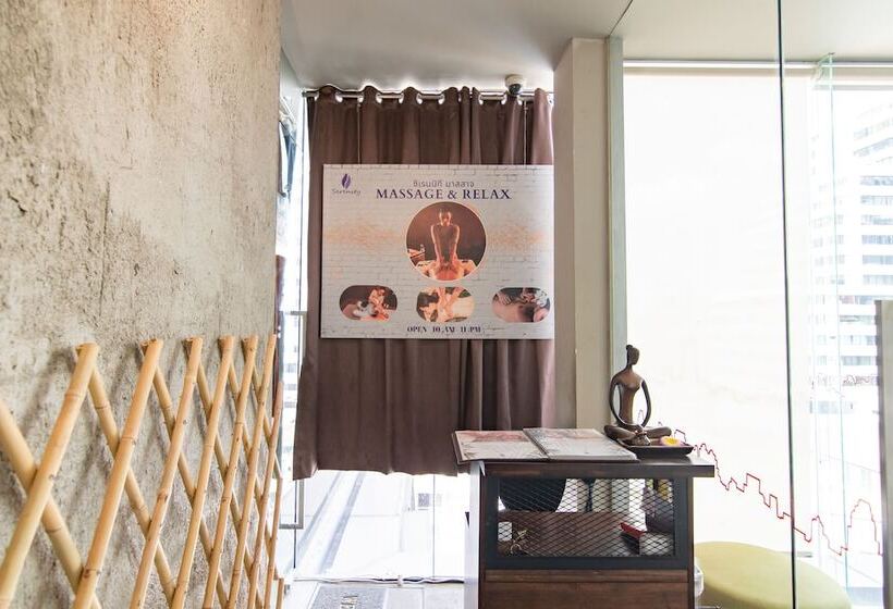 Отель Galleria Sukhumvit 10 Bangkok By Compass Hospitality