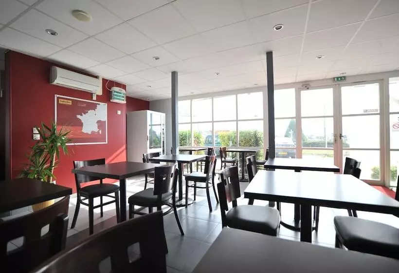 Отель Initial By Balladins Roissy / Saintmard