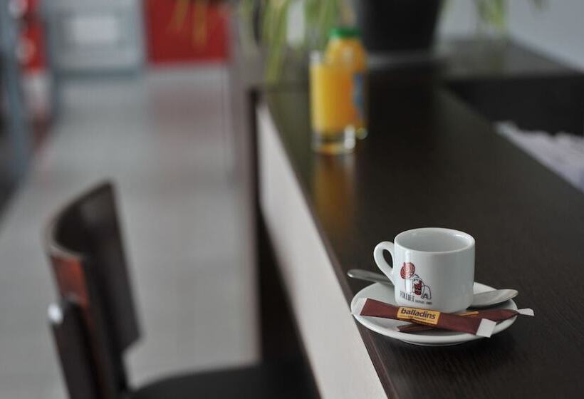 فندق Initial By Balladins Roissy / Saintmard