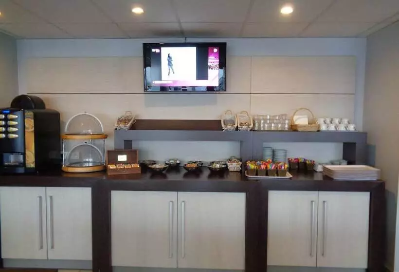 Отель Initial By Balladins Roissy / Saintmard