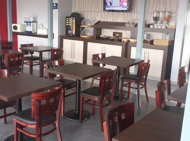 Отель Initial By Balladins Roissy / Saintmard