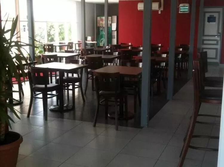 Отель Initial By Balladins Roissy / Saintmard